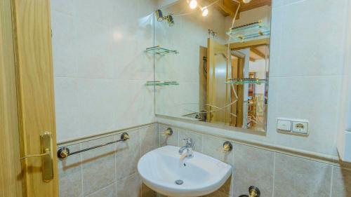 y baño con lavabo y espejo. en Casa El Mirador Montefrio by Ruralidays, en Montefrío