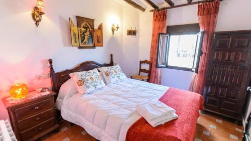 Un pat sau paturi într-o cameră la Casa Carmela Priego de Cordoba by Ruralidays