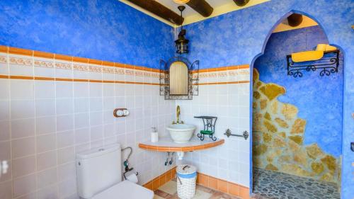 ein Bad mit einem WC und einem Waschbecken in der Unterkunft Casa La Cabana Priego de Cordoba by Ruralidays in Priego de Córdoba