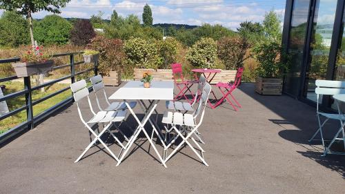 Un balcón o terraza de B&B HOTEL Igny Palaiseau