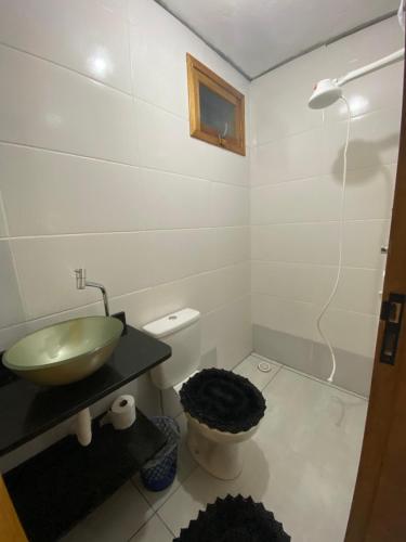 a bathroom with a sink and a toilet at Chalé Aconchego 1 in Ilhabela