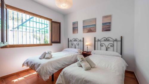 - 2 lits jumeaux dans une chambre avec fenêtre dans l'établissement Casa La Cuesta Competa by Ruralidays, à Cómpeta