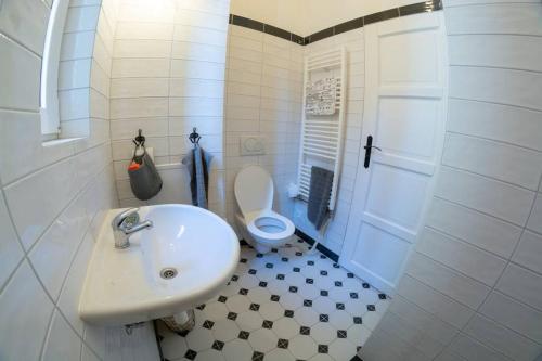 y baño con lavabo blanco y aseo. en Stylový apartmán v centru Náchoda, en Náchod