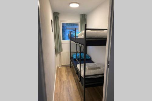 Poschodová posteľ alebo postele v izbe v ubytovaní Modern rustgevend chalet in Putten 131