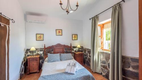 En eller flere senge i et værelse på Villa Marinieves Nerja by Ruralidays