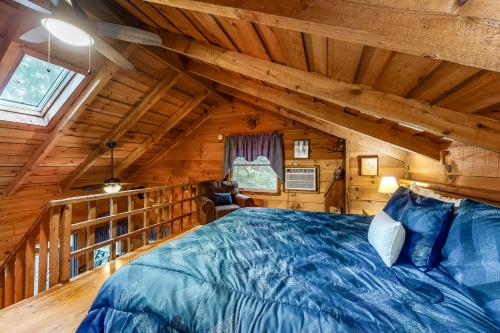1 dormitorio en una cabaña de madera con 1 cama en Talona, en Blue Ridge