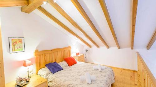 una camera con letto in una stanza con soffitti in legno di Casa La Haza de Frigiliana by Ruralidays a Frigiliana