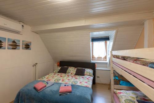 ein kleines Schlafzimmer mit einem Bett und einem Etagenbett in der Unterkunft Gasthof Altes Hammerherrenhaus in Übelbach