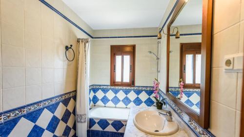 La salle de bains est pourvue d'un lavabo, d'une baignoire et d'un miroir. dans l'établissement Villa Martin Nerja by Ruralidays, à Nerja