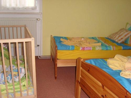 Ein Etagenbett oder Etagenbetten in einem Zimmer der Unterkunft " Haus J. Bull das Sonneneck" Ferienwohnung an der schönen  Ostsee in Börgerende-Rethwisch