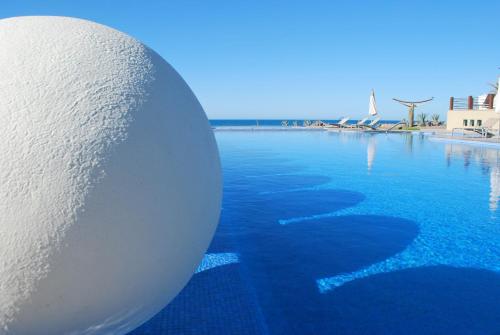 una gran bola blanca sentada en la parte superior de una piscina en Encanto Living Three Bedroom Unit by Kivoya, en Puerto Peñasco