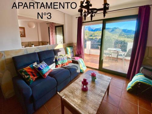 Χώρος καθιστικού στο Apartamentos Axarquia , Frigiliana, terraza privada con vistas a la montaña rio y al mar