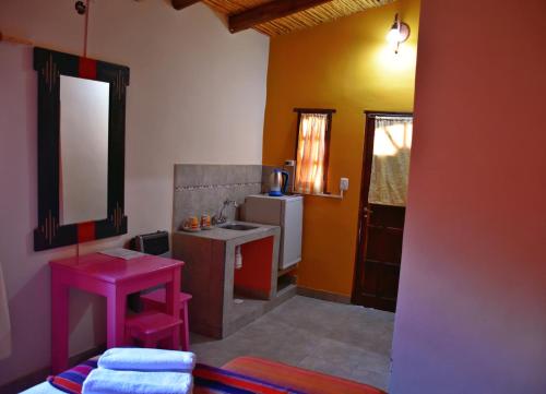 Baño pequeño con lavabo y lavabo en Hostal Paseo de los Colorados en Purmamarca