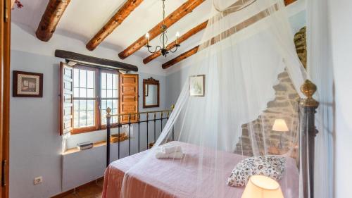 um quarto com uma cama e uma rede mosquiteira em Villa Montilla Frigiliana by Ruralidays em Frigiliana