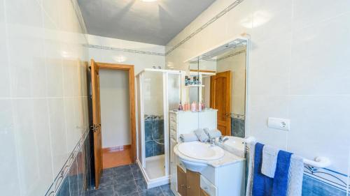 uma casa de banho branca com um lavatório e um espelho em Casa Rio Grande Tolox by Ruralidays em Tolox