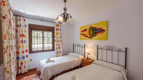 Llit o llits en una habitació de Villa Asuncion Arenas by Ruralidays
