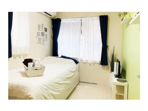 a bedroom with a white bed and a window at OHANA TOKYO HOUSE - Vacation STAY 71658v in Tokyo
