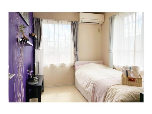 a small bedroom with a bed and a window at OHANA TOKYO HOUSE - Vacation STAY 73216v in Tokyo