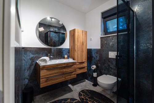 y baño con lavabo, aseo y espejo. en Marina-Bay-Resort en Sukošan