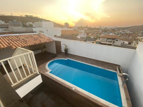ein Schwimmbad auf dem Dach eines Hauses in der Unterkunft Casa Família Paraíso in Capitólio