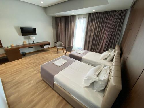 TV a/nebo společenská místnost v ubytování Portik Hotel