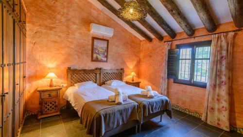 - une chambre avec un lit, deux tables et deux lampes dans l'établissement Finca Higueron Competa by Ruralidays, à Cómpeta