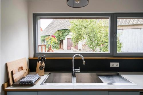 cocina con fregadero y ventana en Landleben auf Zeit, en Utzerath