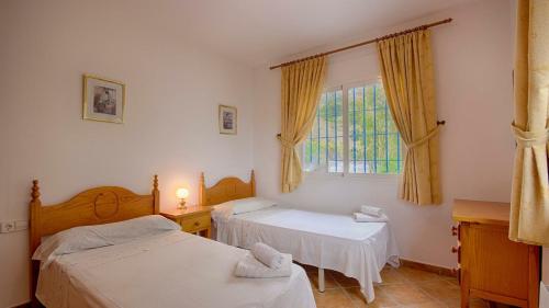 Postel nebo postele na pokoji v ubytování Villa La Frasca Competa by Ruralidays