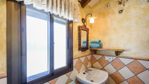 uma casa de banho com um lavatório e uma janela em Finca Tarabita Competa by Ruralidays em Cómpeta