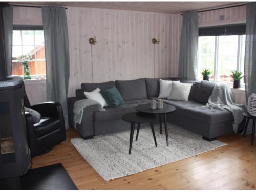 sala de estar con sofá y mesa en Koselig Familie Hytte Hydla Stryn skisenter, en Stryn