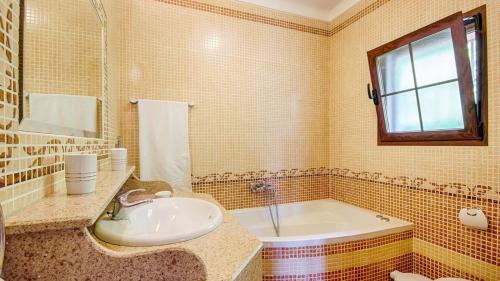 Bilik mandi di Casa El Algarrobo Alora by Ruralidays