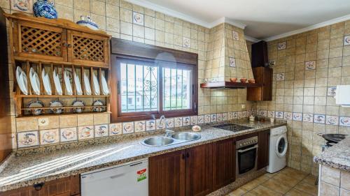 Kuchyňa alebo kuchynka v ubytovaní Villa Las Dehesas Casabermeja by Ruralidays