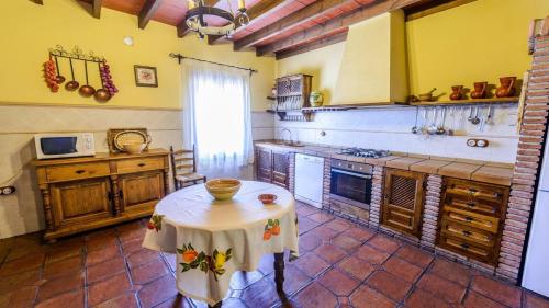 Dapur atau dapur kecil di Mansion Piedras Blancas Colmenar by Ruralidays