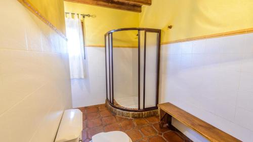 A bathroom at Mansion Piedras Blancas Colmenar by Ruralidays