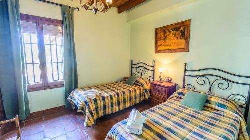 Tempat tidur dalam kamar di Mansion Piedras Blancas Colmenar by Ruralidays