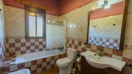a bathroom with a sink and a toilet and a tub at Casa Pepi 2 dorm Conil de la Frontera by Ruralidays in Conil de la Frontera
