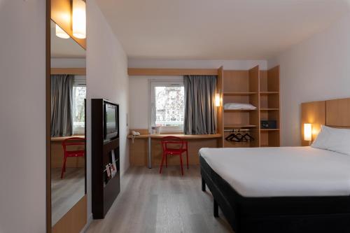布宜諾斯艾利斯的住宿－布宜諾斯艾利斯國會宜必思酒店，配有一张床和一张书桌的酒店客房