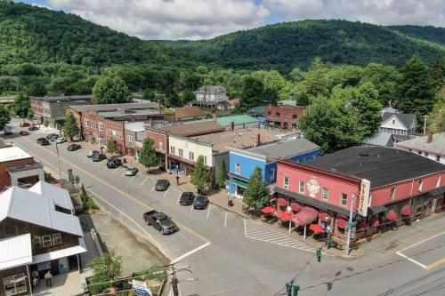 an aerial view of a small town with a street at Roscoe Cottage Pet Friendly in Roscoe