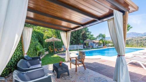Πισίνα στο ή κοντά στο Casa La Vina del Arenal Pizarra by Ruralidays