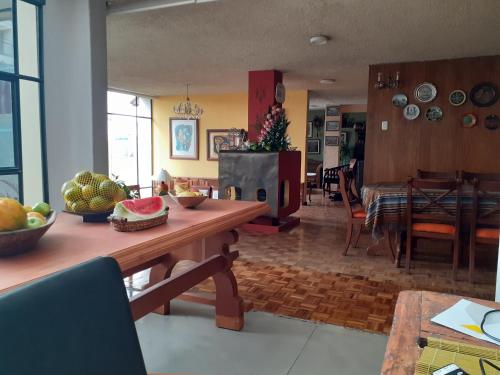 a living room with a table and a dining room at Casa de Tulia in Quito
