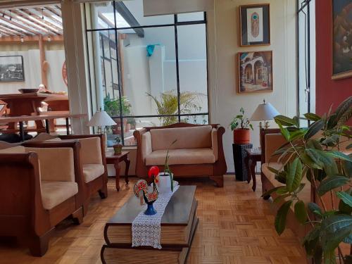 a living room with couches and a coffee table at Casa de Tulia in Quito
