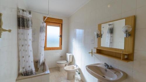uma casa de banho com um lavatório, um WC e um espelho. em Casa Embalse Bermejales Arenas del Rey by Ruralidays em Arenas del Rey