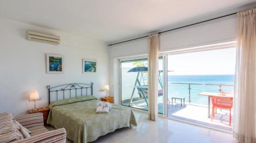 een slaapkamer met een bed en uitzicht op de oceaan bij Villa Miramar Rincon de la Victoria by Ruralidays in Rincón de la Victoria
