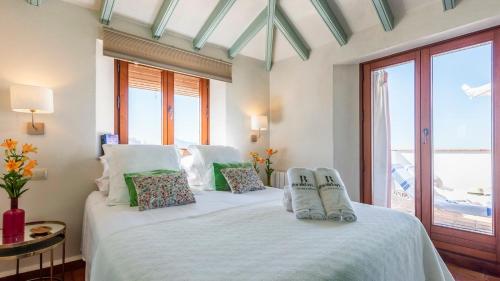 - une chambre avec un grand lit blanc et des serviettes dans l'établissement Atico la Carrasquilla Gaucin by Ruralidays, à Gaucín