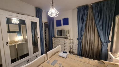 een slaapkamer met een dressoir en een kroonluchter bij Home Garden Rome Casa Kangen in Rome