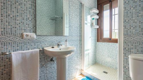 a bathroom with a sink and a mirror and a toilet at Casa Los Marjales El Gastor by Ruralidays in El Gastor