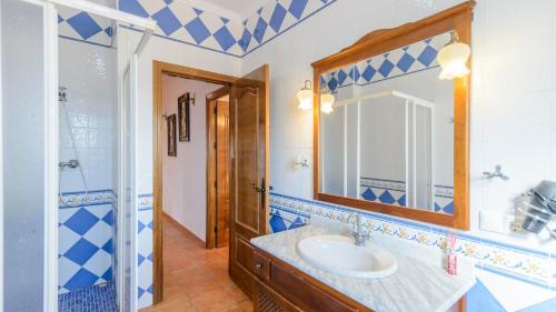 y baño con lavabo y espejo. en Casa El Mirador Iznajar by Ruralidays, en Iznájar