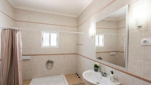 łazienka z umywalką i lustrem w obiekcie Casa El Olimpo Alora by Ruralidays w mieście Alora