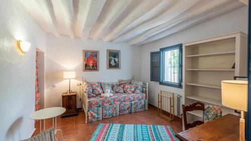 salon z kanapą i stołem w obiekcie Finca Los Meleros Olvera by Ruralidays w mieście Olvera