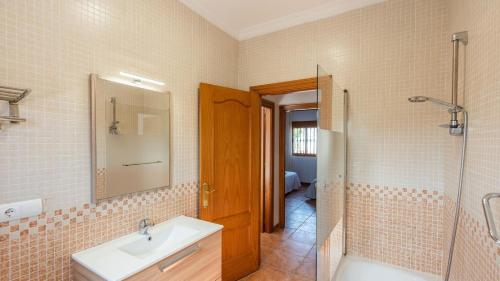 a bathroom with a sink and a shower and a mirror at Casa Mari de Almogia by Ruralidays in Almogía